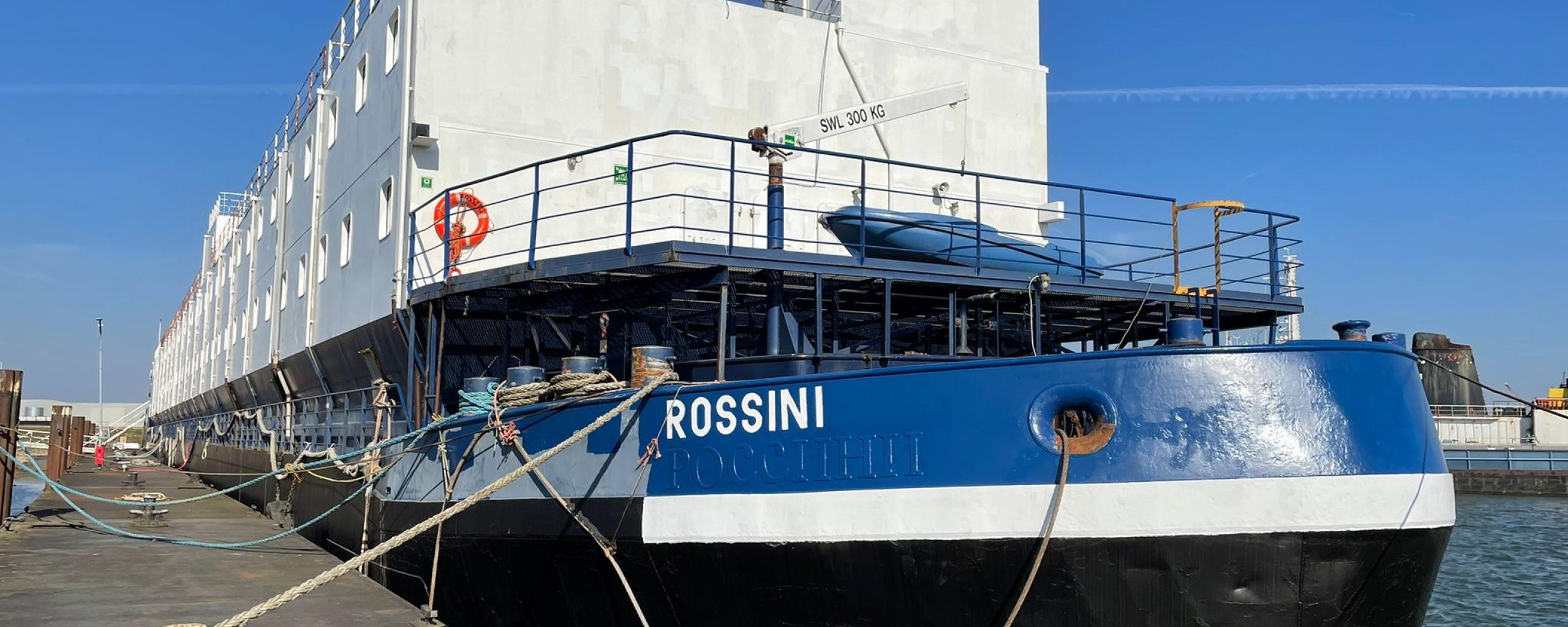 Groot schip in de haven