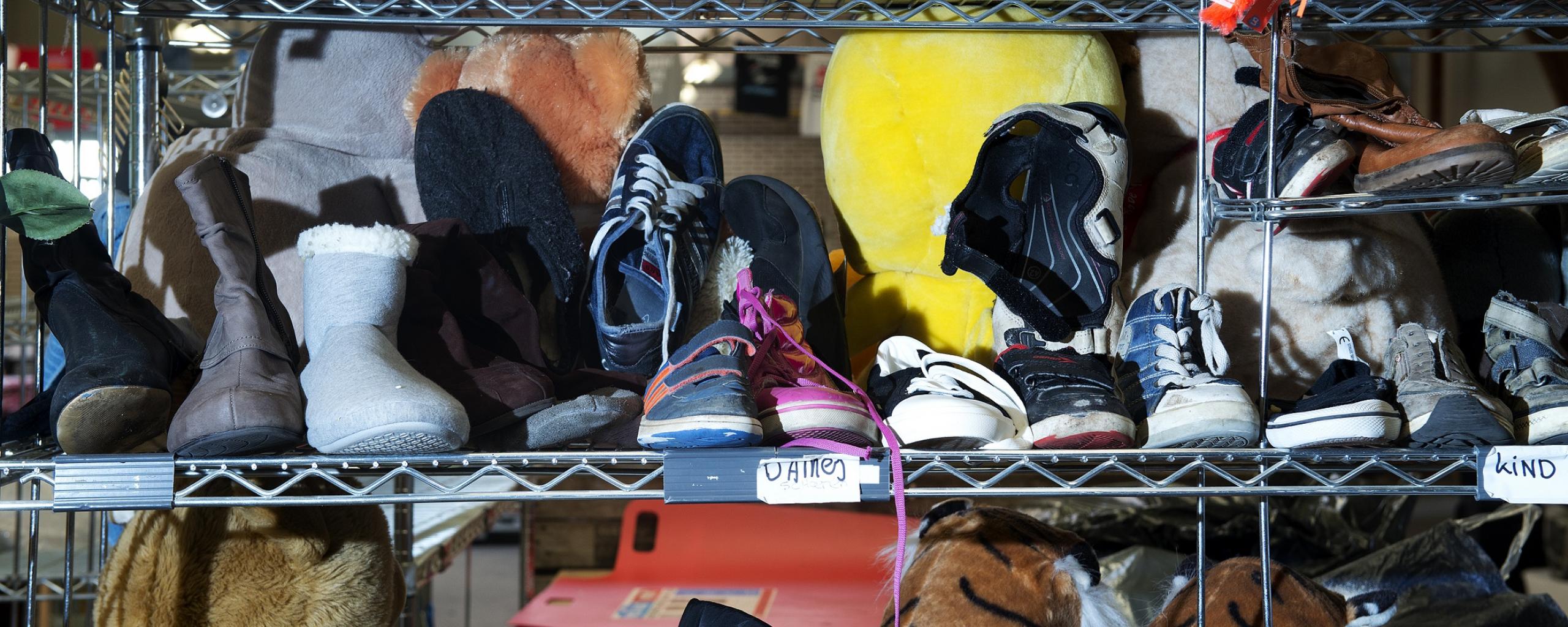 2e hands schoenen in rekken
