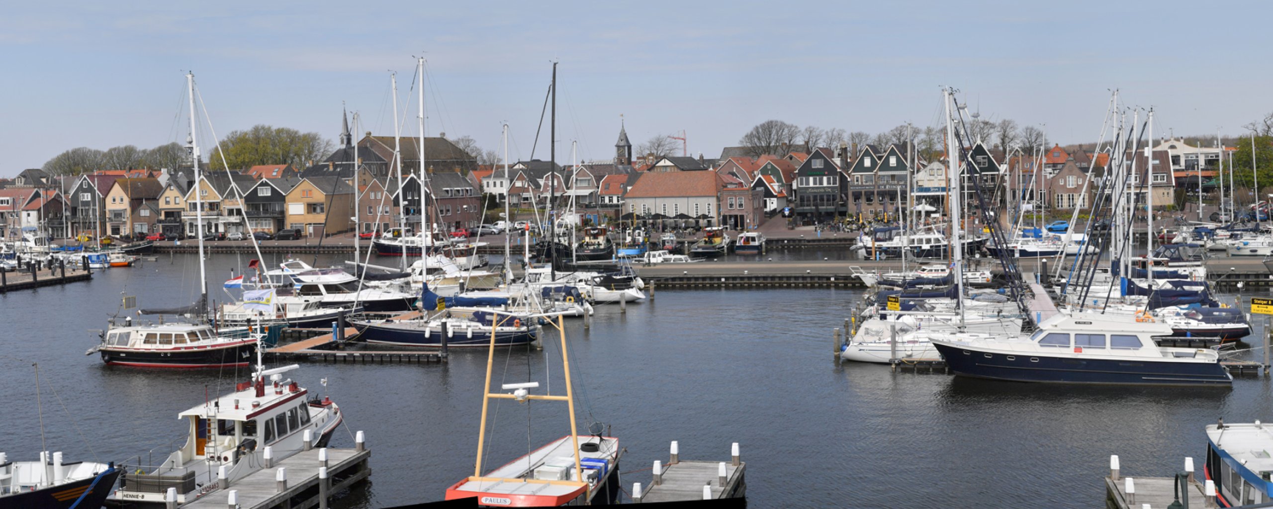 UItzicht op de haven van Urk met boten.
