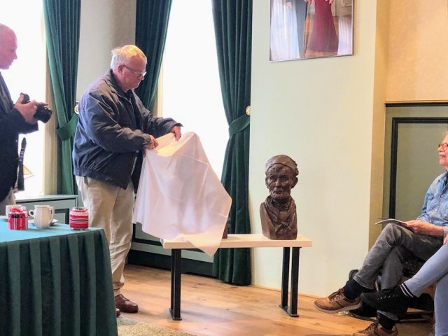 Evert Bakker onthult een nieuw kunstwerk.