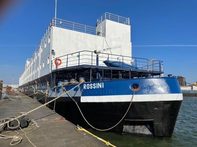 Groot schip in de haven