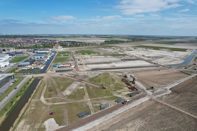 Luchtfoto van de Zeeheldenwijk op Urk in aanbouw