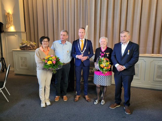 v.l.n.r.: Kim Pasterkamp, Henk Kapitein, burgemeester Cees van den Bos,  Lia Romkes, Hendrik de Vries. 