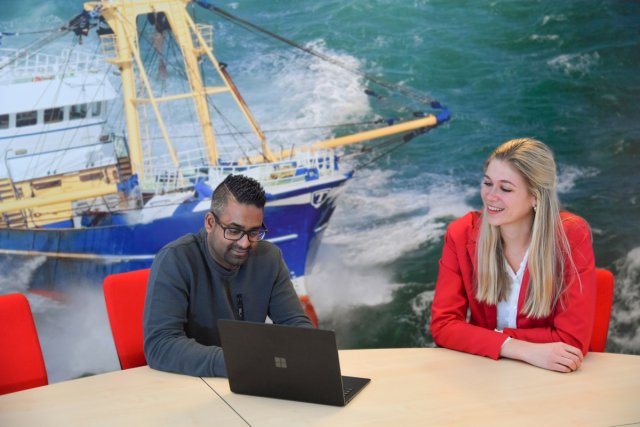 Twee collega's kijken op een laptop