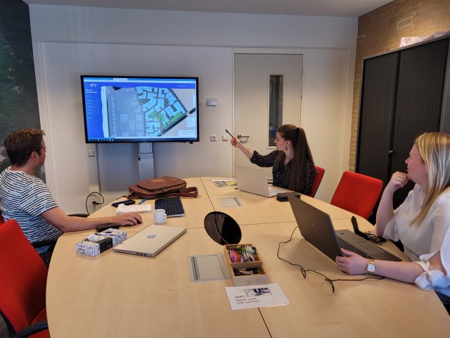 Medewerkers tijdens een overleg over woningbouw