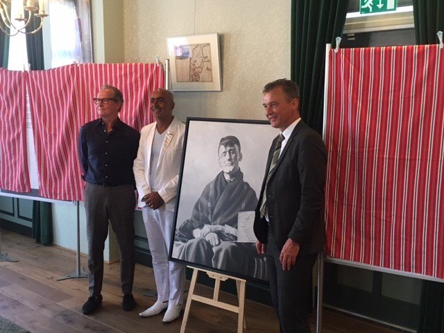 V.l.n.r. Herman Morssink, maker van het schilderij, Meino Schraal en wethouder Freek Brouwer bij het schilderij van Arondeus