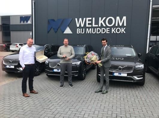 Karel Kok en Ben Benedictus van Autobedrijf Mudde Kok nemen de Participatieprijs en een bos bloemwen in ontvangst uit handen van wethouder Nathanaël Middelkoop